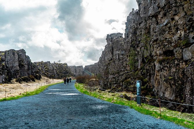 4-Day Iceland: Golden Circle, South Coast, Volcano Hike & Northern Lights - Day 3: A three-hour walk on Vatnajökull