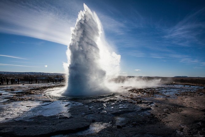 5-Day Northern Lights Hunt & Glacier Lagoon Tour - Day four: black sand, waterfalls, and an optional soak