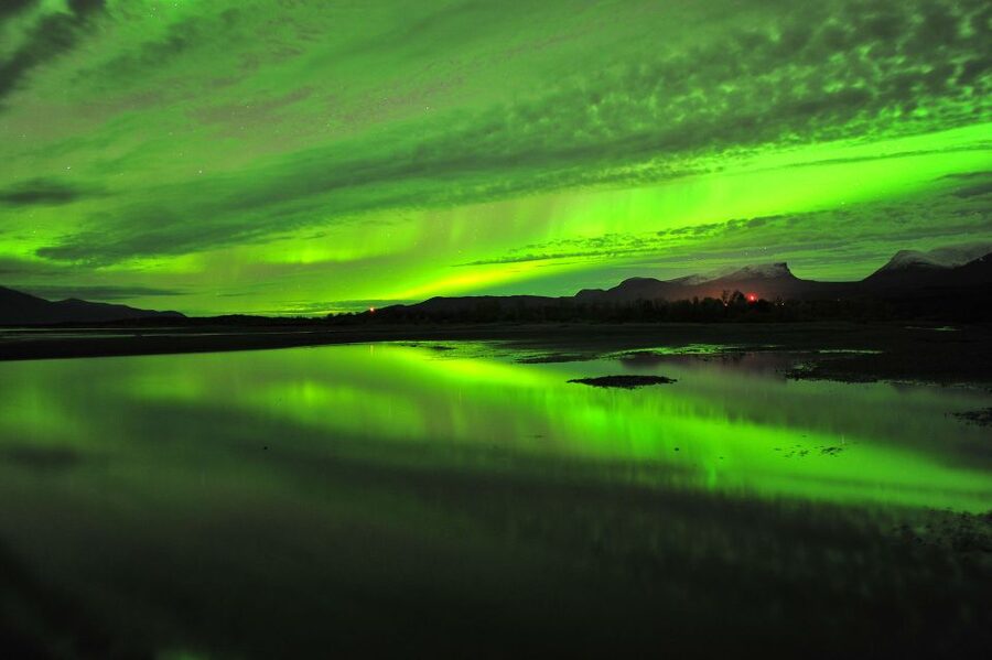 Abisko: Guided Aurora Chase with Hotel Transfers - Photography help is a major part of the value