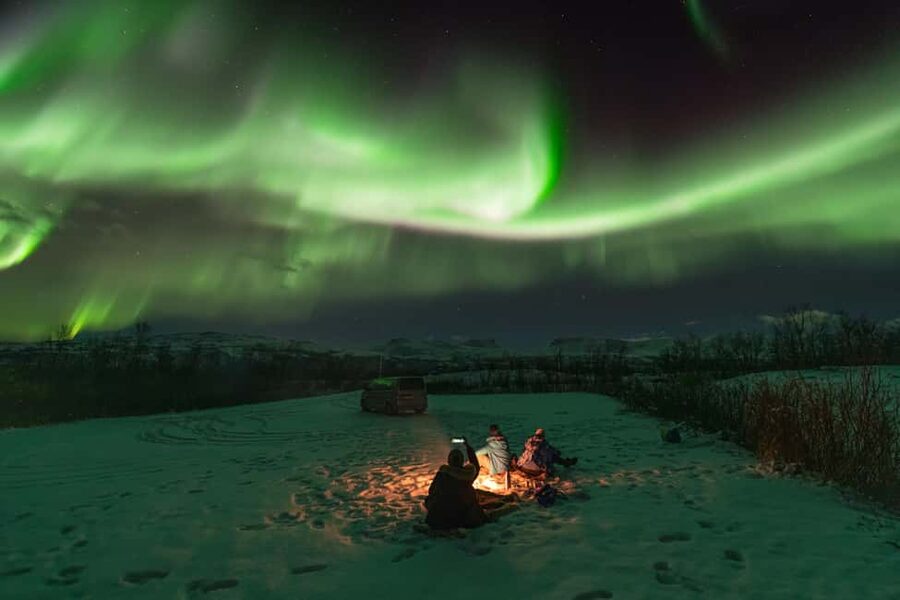 Abisko: Northern Lights Photography Tour with Dinner - A dinner start gives the evening a pleasant rhythm
