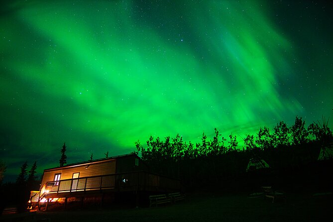 Arctic Day: Aurora Viewing Tour | late night - A waiting area built for cold nights