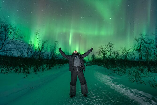 Aurora Hunt with the campfire and professional photographer - Guides who make the difference