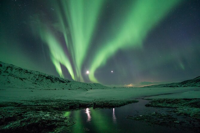 Cozy Northern Lights Tour with Icelandic Treats - Waiting in the cold, with a few useful comforts