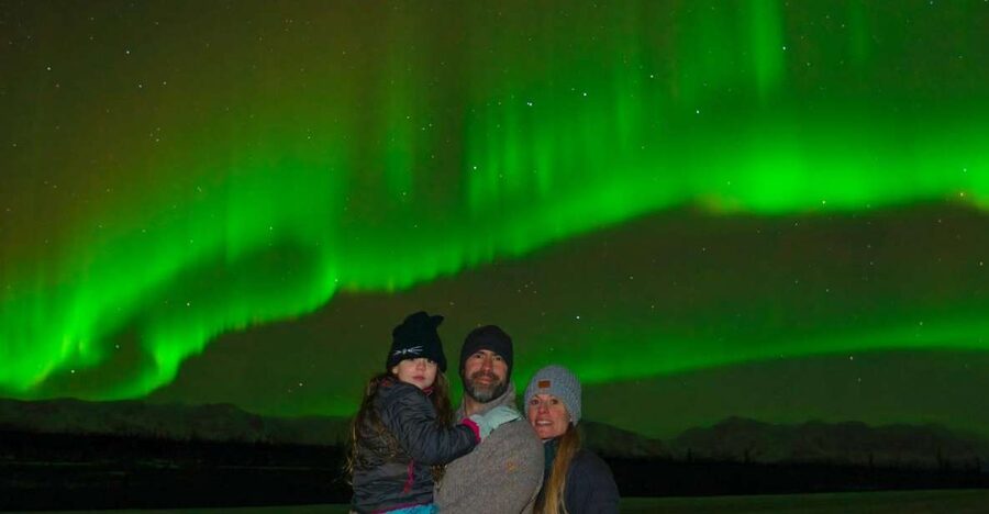 From Fairbanks: Northern Lights Aurora Tour with Photography - A warm van makes the waiting easier