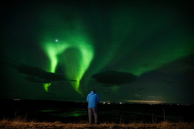 From Reykjavik 4x4 Minibus Northern Lights with Photo and Cocoa - What the guide adds to the evening