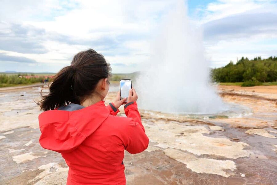 From Reykjavík: 5-Day Northern Lights Hunt & Glacier Lagoon - What the guide and bus experience are like
