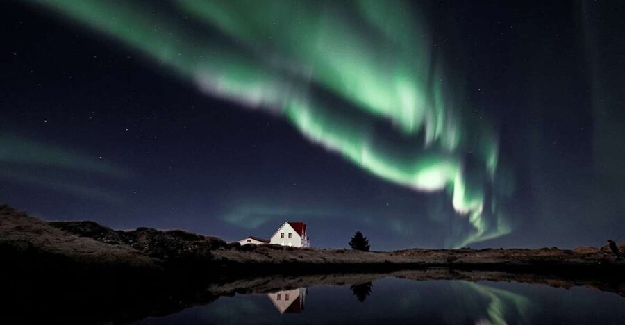 From Reykjavik: Northern Lights Tour with Hot Cocoa & Photos - A minibus that helps the search