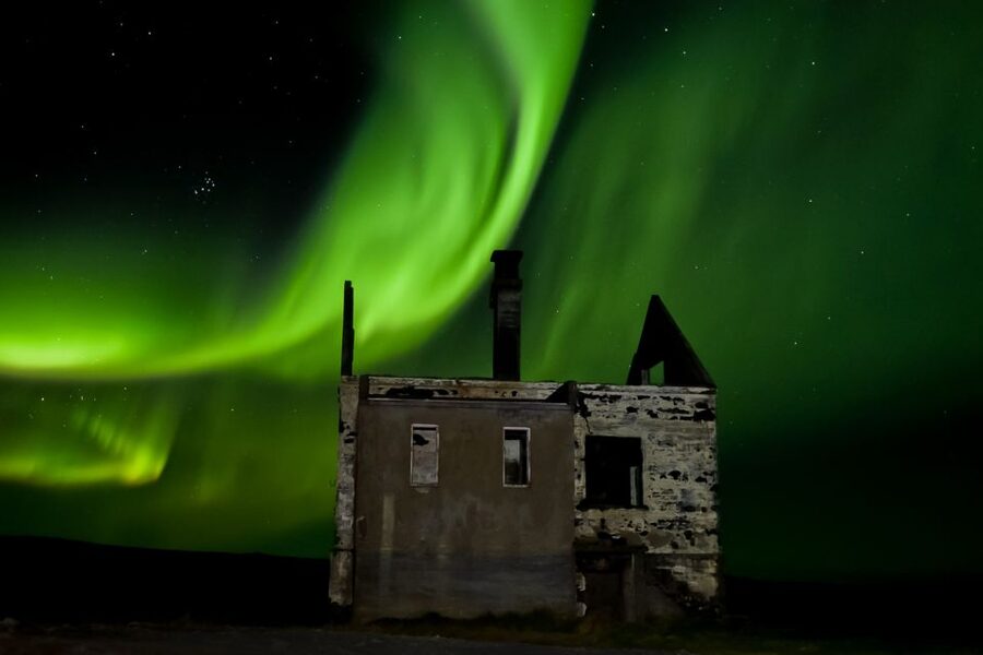 From Reykjavik: Northern Lights Tour with Hot Cocoa & Photos - The guides shape the evening
