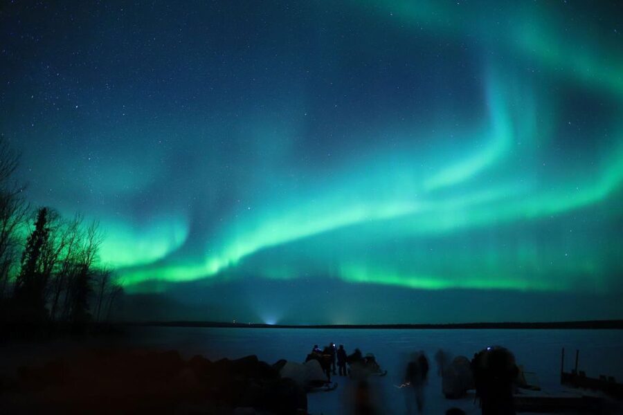 From Rovaniemi: Aurora Borealis Trip in Lapland Lakeside - Waiting beside the fire