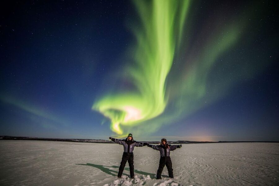 From Rovaniemi: Lakeside Aurora’s Paparazzi Photography - Campfire sausages and a warm pause in the cold