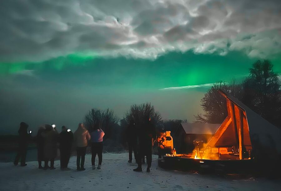 From Rovaniemi: Lapland Aurora Hunt with Barbeque - Staying warm and making the most of it