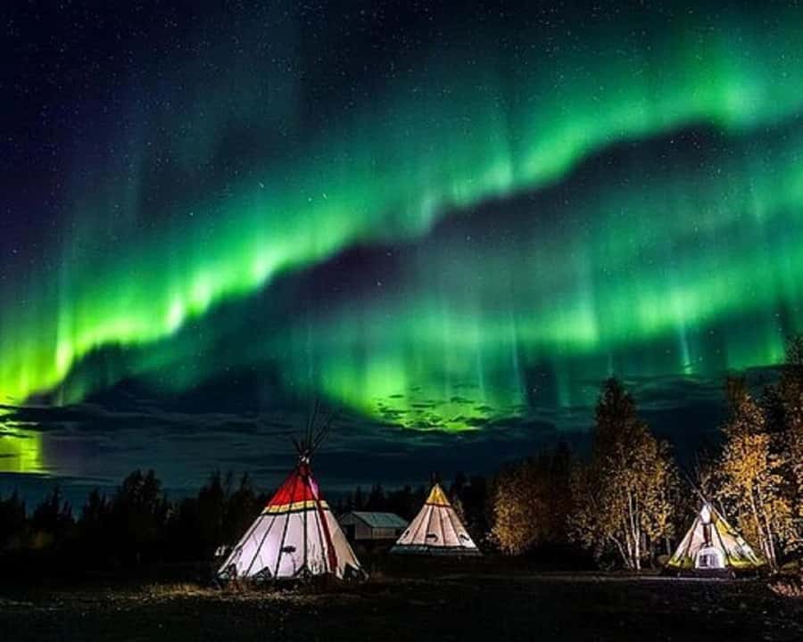 From Yellowknife:4-Day Aurora Viewing Tour with Hotel Pickup - Day 2: Big Slave Lake, the old city, and another night beneath the sky