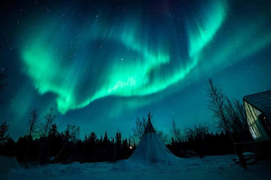 From Yellowknife:4-Day Aurora Viewing Tour with Hotel Pickup - Day 1: Airport pickup and the first hunting camp