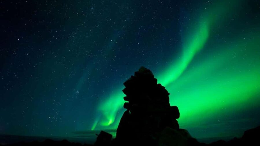 Henningsvær: Northern Lights Tour with Photographer - Chasing the aurora from Henningsvær