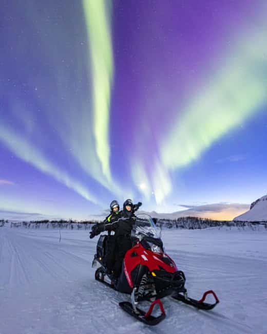 Kilpisjärvi: Northern Lights Snowmobile Tour with Photos - Staying warm in Finnish Lapland