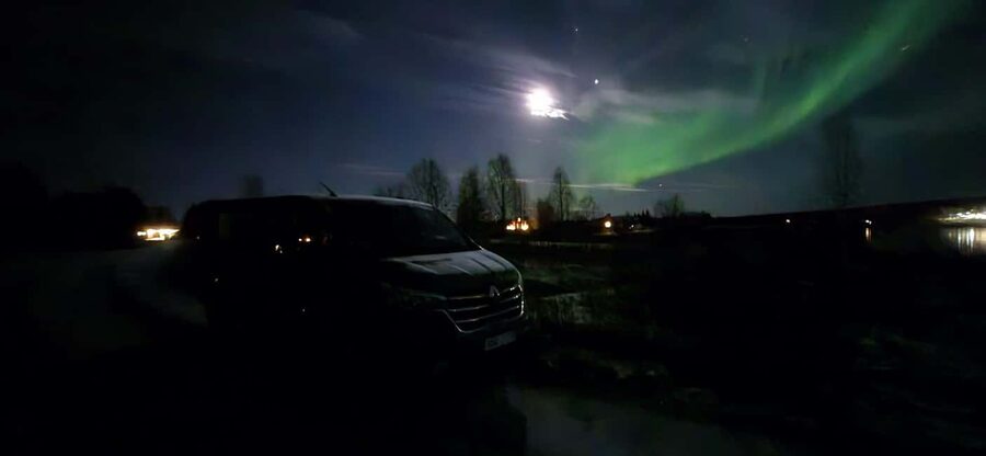Levi: Northern Lights by Minivan with hot drinks and snacks - Who will enjoy this Levi aurora tour
