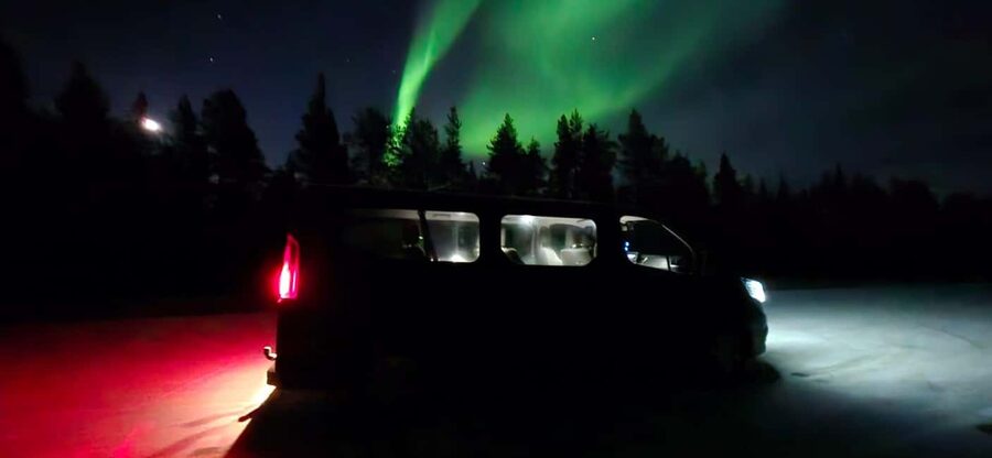 Levi: Northern Lights by Minivan with hot drinks and snacks - What the three-hour outing feels like