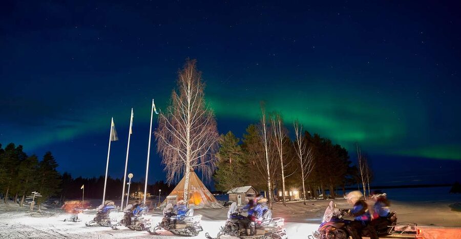 Luleå : Northern lights snowmobile tour - Following the snowmobile route into the dark