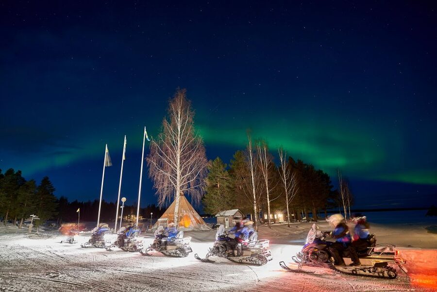 Luleå : Northern lights snowmobile tour - Getting dressed for the Arctic night
