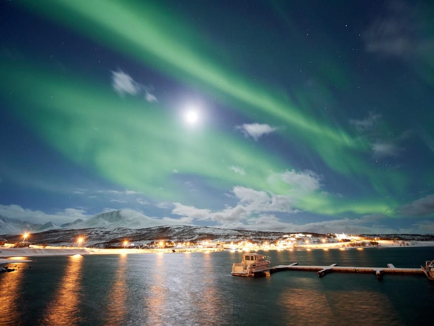 Lyngenalps: Northern Lights Snowmobile Safari - The safety briefing comes first