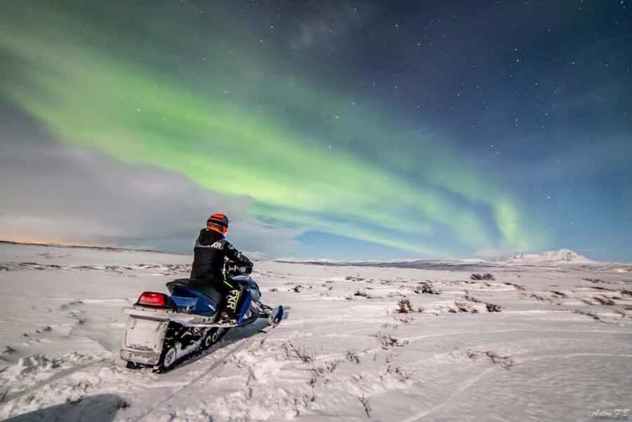 Mývatn: Northern Lights Snowmobile Tour - Finding the Farmhouse and Getting Ready