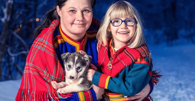 Narvik: Dog-sledding with Northern Lights Ceremony - Meeting the huskies before the run