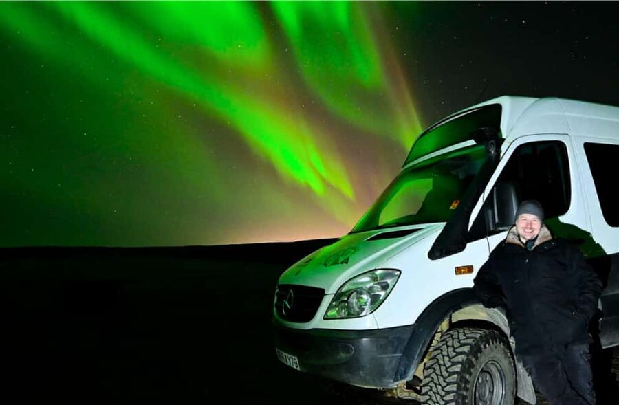 Northern Lights: 4x4 Adventure with Treats, Photos & Cocoa - Taking Northern Lights photos with the guide