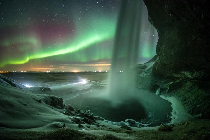 Northern Lights Bus Tour from Reykjavik with Hot Chocolate - Guides make the waiting worthwhile