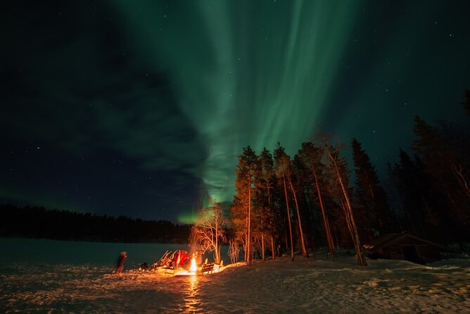 Northern Lights Hunting in Lappish old cottage - A northern lights evening with somewhere warm to wait