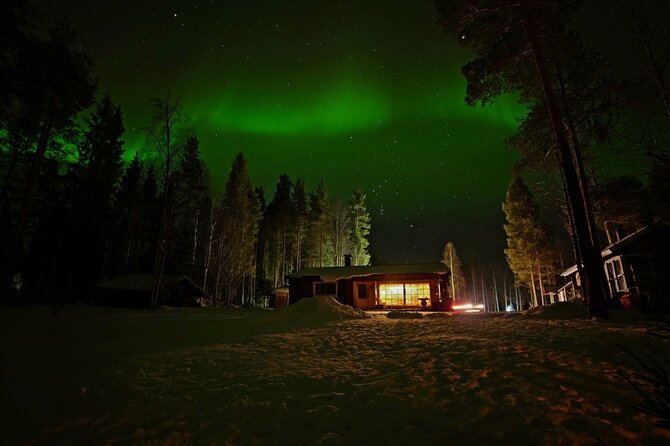Northern Lights Hunting in Lappish old cottage - The aurora lesson is useful, not filler