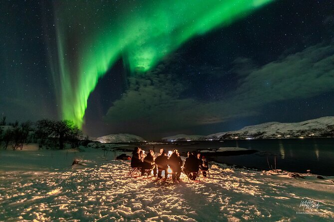 Northern Lights Minibus with Photos Dinner Warm suits - Driving beyond Tromsø’s city glow