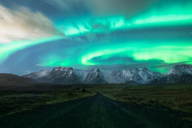 Northern Lights Small-Group Tour with Free Photos & Hot Chocolate - The strange difference between seeing and photographing