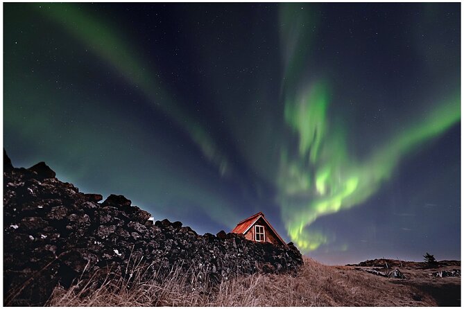 Northern Lights Small-Group Tour with Hot Chocolate & Photos - Why the small group matters