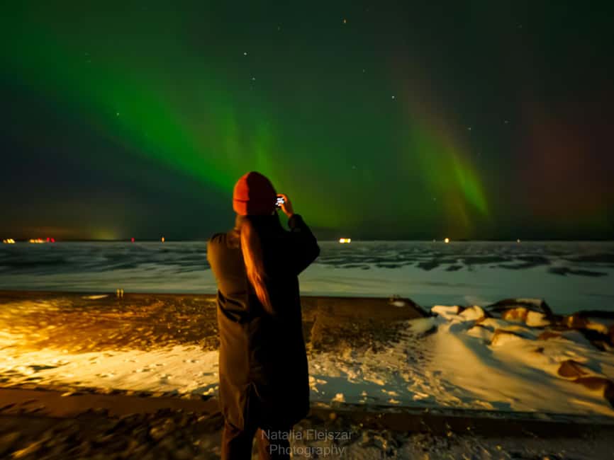 Oulu: Guided Night Walking Tour with Northern Lights Hunting - Hot drinks, oat cookies, and a quiet sea break