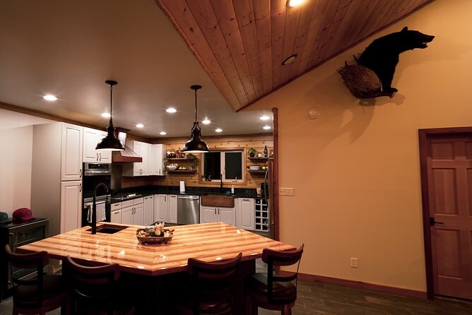 Private Northern Lights Lodge & Chase – Fairbanks - The cedar lodge is more than a waiting room