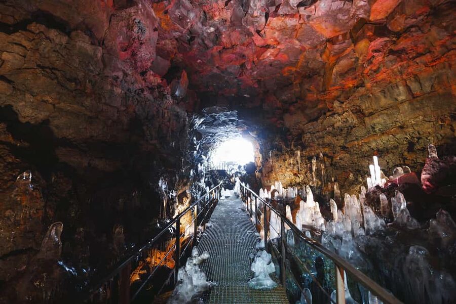 Reykjavik: Evening Lava Tunnel and Northern Lights Hunt - Key points to know before booking
