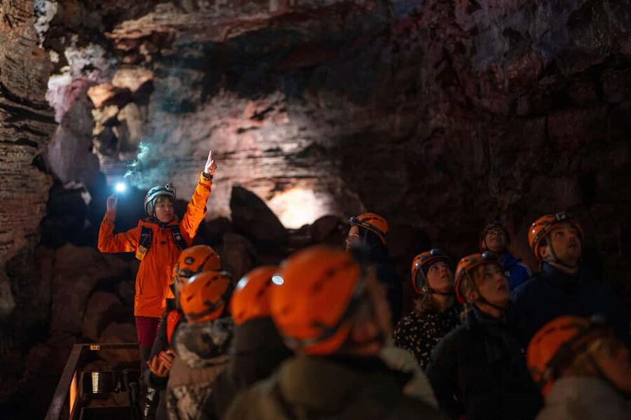 Reykjavik: Evening Lava Tunnel and Northern Lights Hunt - Pickup from Reykjavík at 7:30 p.m.