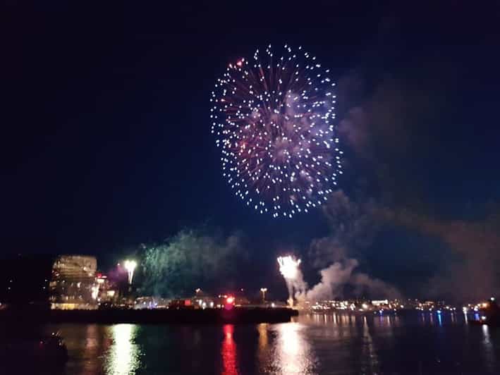 Reykjavík: New Year's Eve Northern Lights Yacht Cruise - Searching for the Northern Lights before midnight