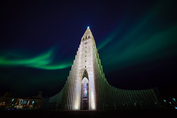 Reykjavik: Northern Lights Comfort Coach with Surprise - Hot chocolate, tea, and the Icelandic surprise