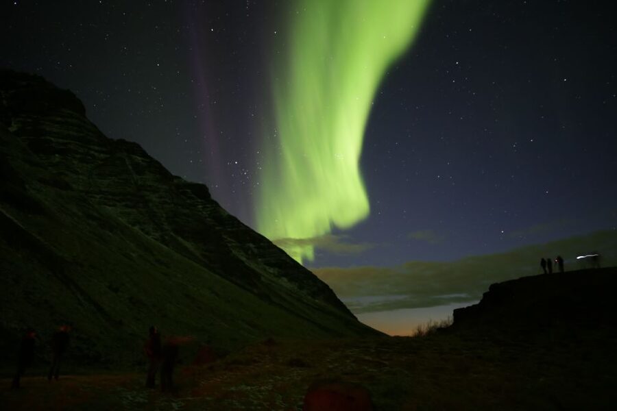Reykjavik: Northern Lights Experience by Superjeep - Dress for the pause between aurora sightings