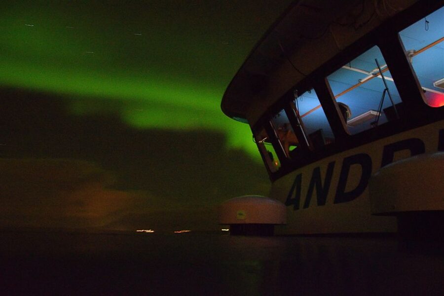 Reykjavik: Northern Lights Guided Boat Tour - How this compares with a land-based aurora hunt