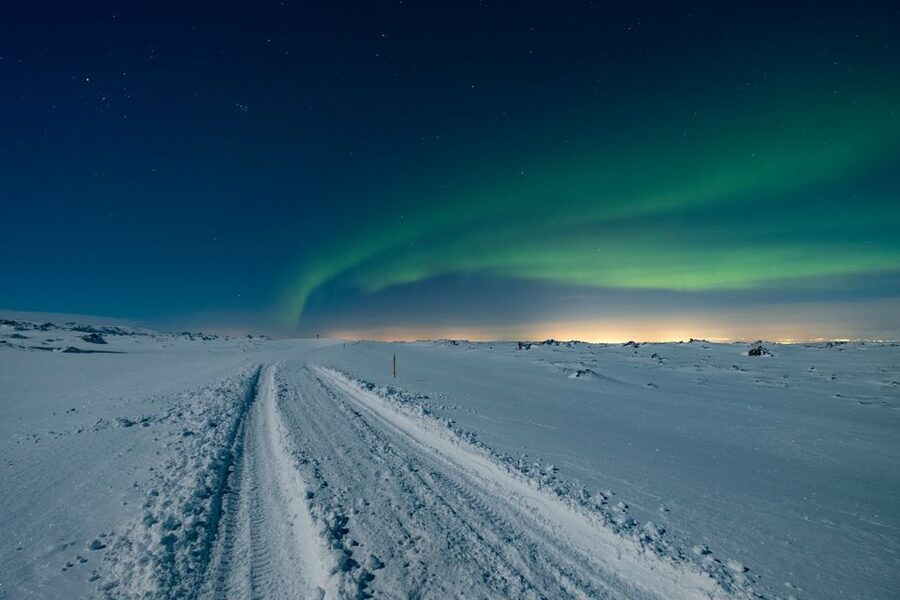 Reykjavík: Northern Lights Minibus Tour with Photos - Free aurora photos, with a practical warning