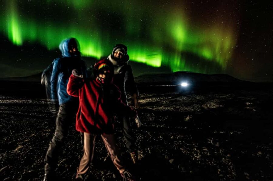 Reykjavik: Northern Lights Tour with Chinese Guide冰岛雷市中文极光团 - Chasing the Aurora beyond Reykjavik’s city glow