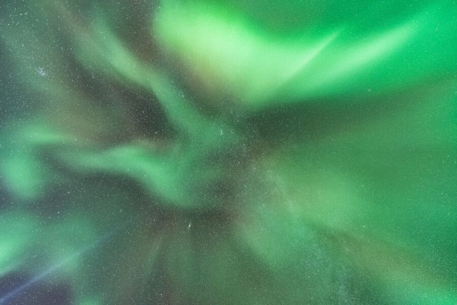 Reykjavik: Northern Lights Tour with Free Photos & Hot Cocoa - What the guide adds to the night