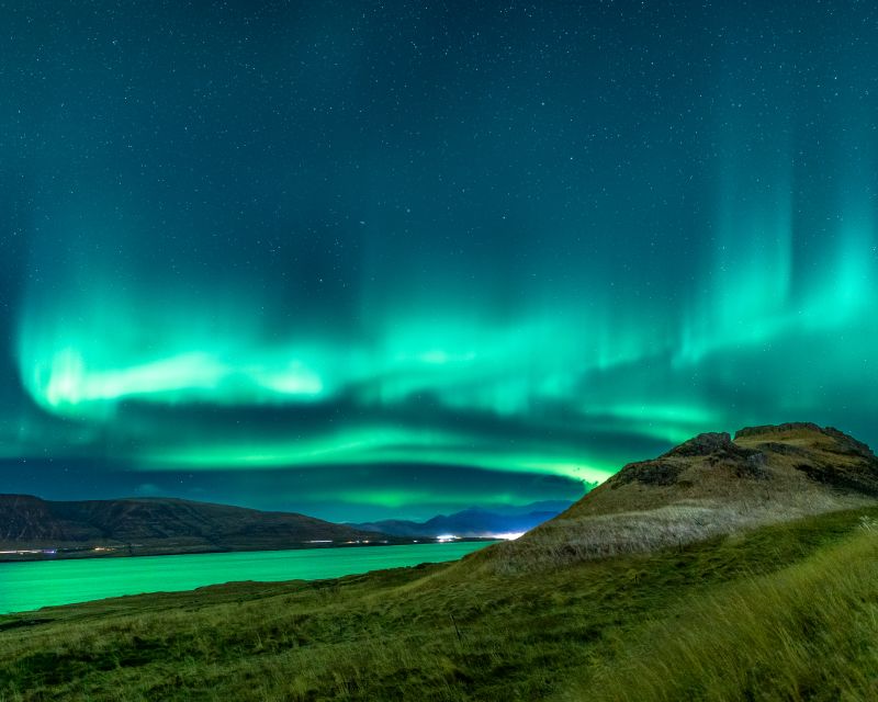 Reykjavik: Northern Lights Tour with Free Photos & Hot Cocoa - Photographing the aurora without overcomplicating it