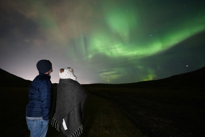 Reykjavik Northern Lights Tour with Pro Aurora Photos Small Group - Why the moving search works better than one fixed stop