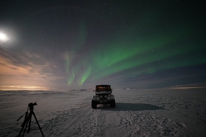 Reykjavik Northern Lights Tour with Pro Aurora Photos Small Group - Small group size, van comfort, and cold-weather reality