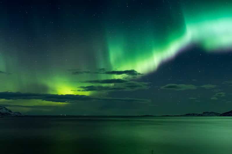 Reykjavik: Northern Lights with Icelandic Treats - The minibus ride and changing viewpoint