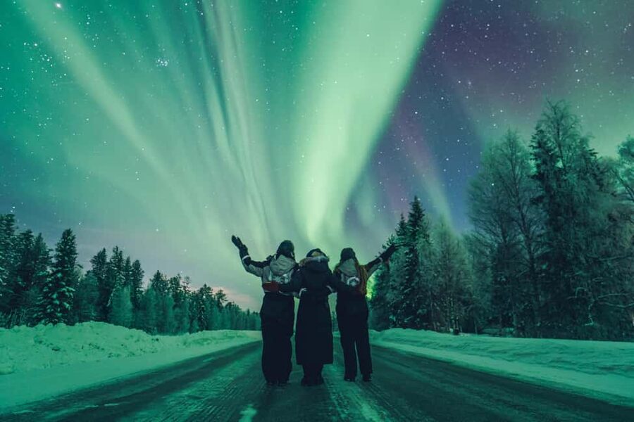 Rovaniemi: Best & Original Aurora Experience with Pro Photos - A small group makes the photography better