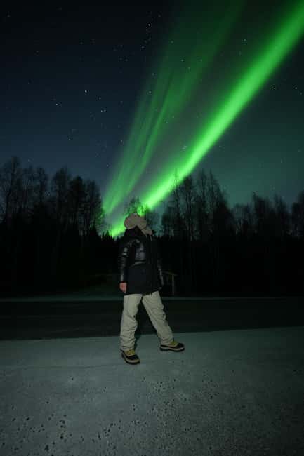 Rovaniemi: Coffee under Northern Lights & Professional Photo - Coffee, Cold Air, and the Waiting Game